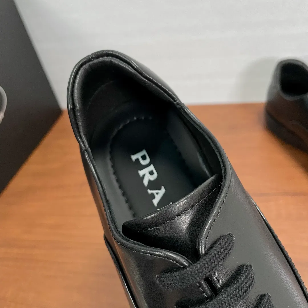 💰720 Code: YS003342 Prada/Prada men's new leather sneakers. This sneaker is made of imported calf leather, with a two-jointed Oxford shoe upper design, inspired by classic aesthetic concepts. Equipped with 3.5cm iconic red label lightweight elastic rubber soles, fabric and cowhide mixed lining, and silk-printed logo cowhide foot pads. The style is versatile and durable, comfortable and breathable, and comes with a full set of original packaging dust bags! Code number: 39-40-41-42-43-44 standard leather shoe code (45 can be customized but returns and exchanges are not supported) Item number: 4E0770 black